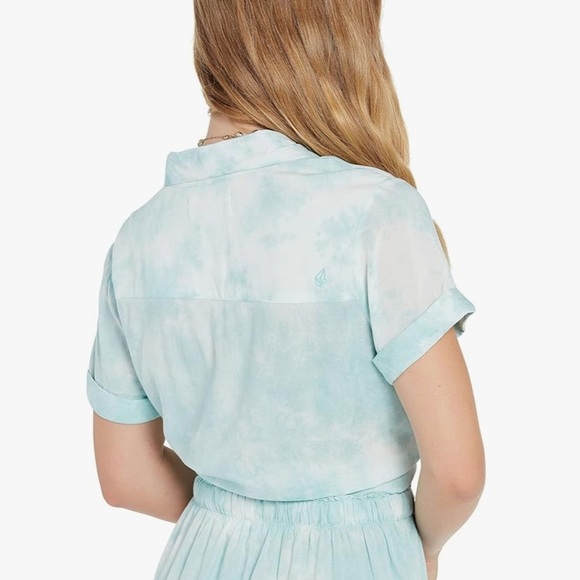 NWT - Volcom Women's Outer Banks X Netflix OBX Sarah Short Sleeve Woven Shirt - Picture 11 of 13